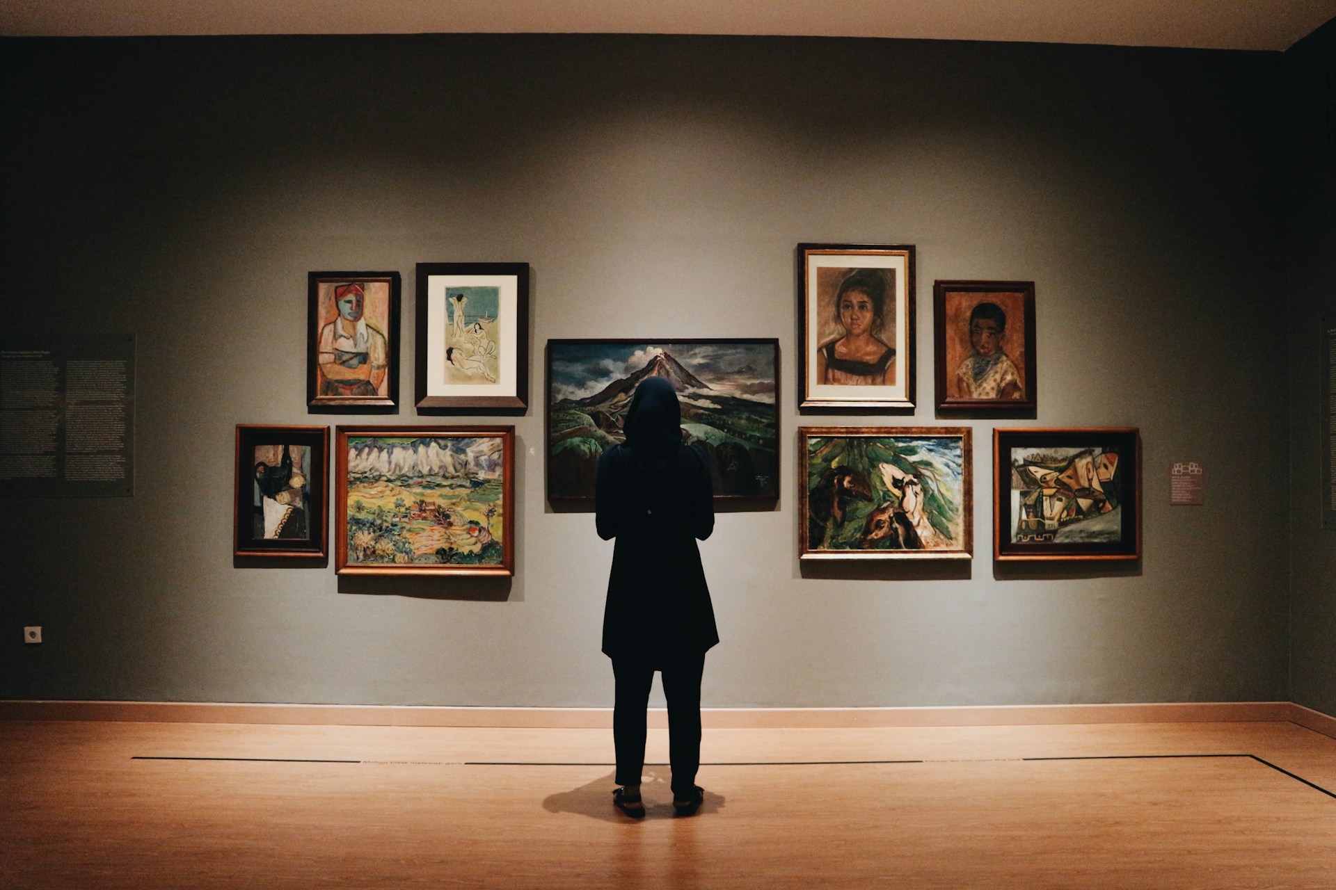 How Paintings Shape the Visitor Experience in Art Exhibitions